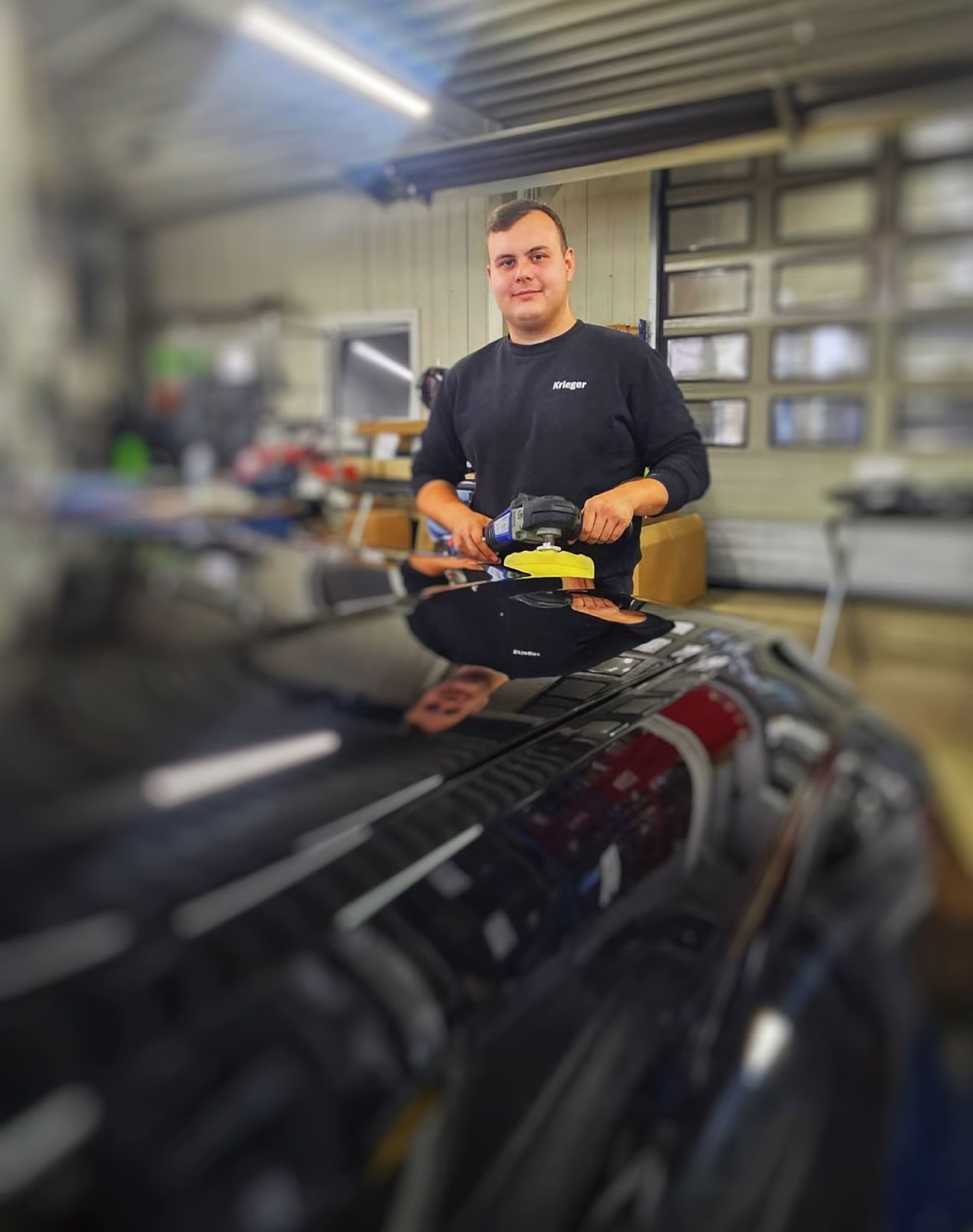 Daniel bei der professionellen Fahrzeugaufbereitung